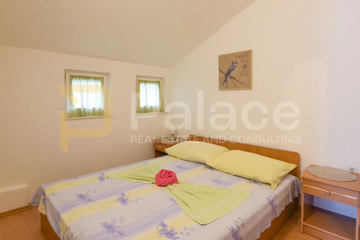 održavana kuća s apartmanima i dvorištem 500 m od mora, vodice 280 m2 - slika 21