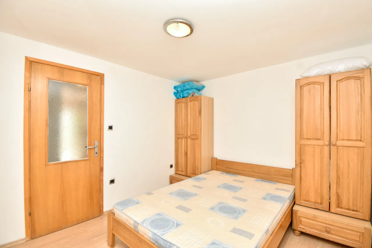 stan u kući na obali sa tri uhodana apartmana - tribunj - slika 2