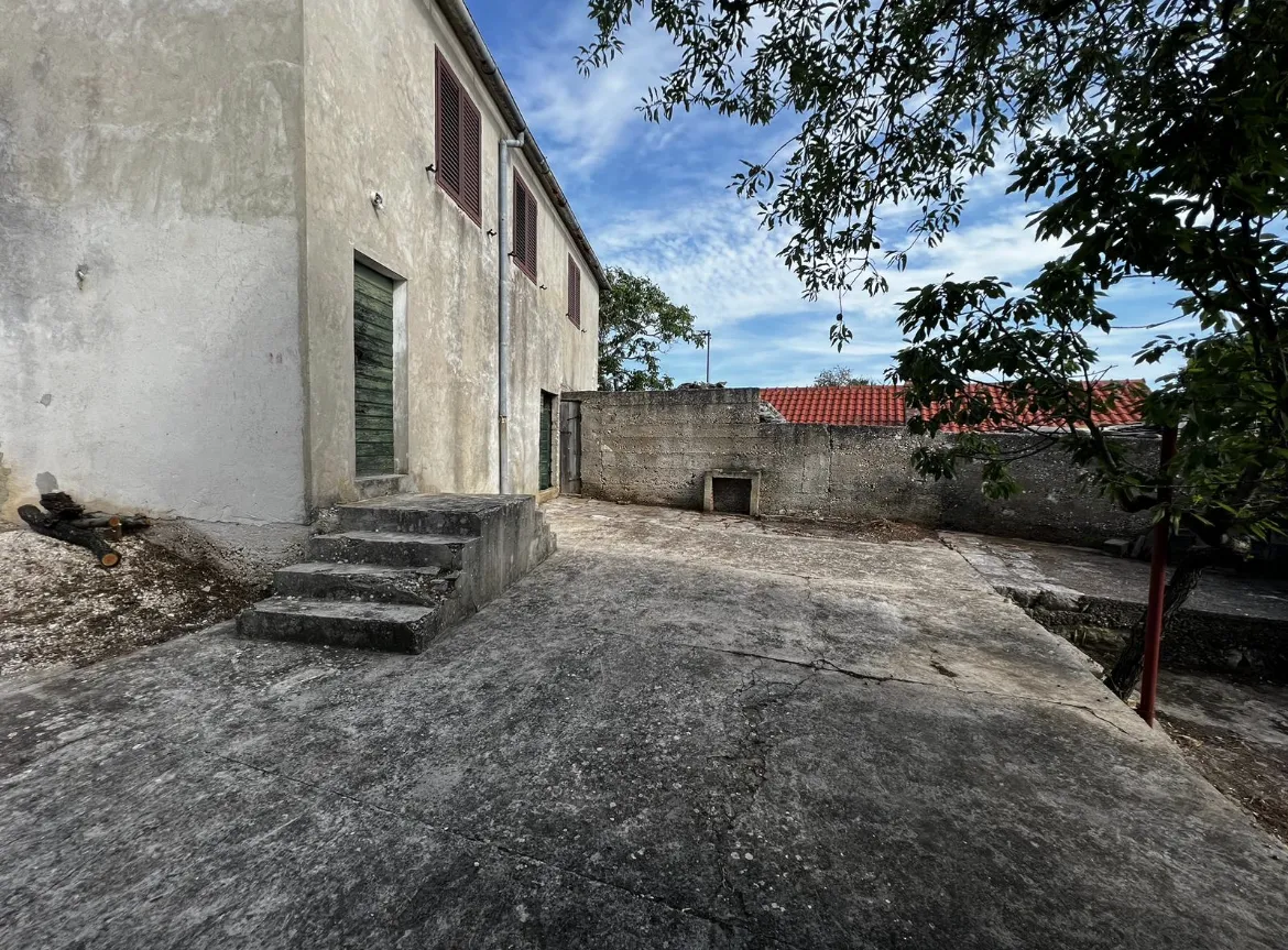 imanje s velikim potencijalom, vadalj, 216 m2 + 1270 m2 zemljišta - slika 5