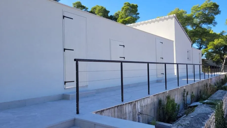 kuća od bračkog kamena 50m od mora, brač - slika 12