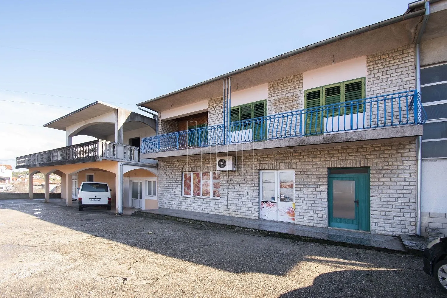Kuća s 5 poslovnih prostora i 3 stana, Bilice kod Šibenika, 510.00 m2 - Stubalj, Bilice