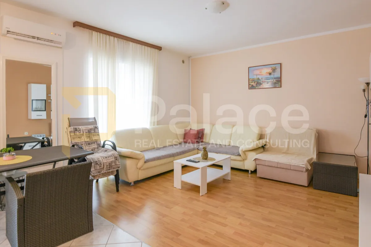 održavana kuća s apartmanima i dvorištem 500 m od mora, vodice 280 m2 - slika 8