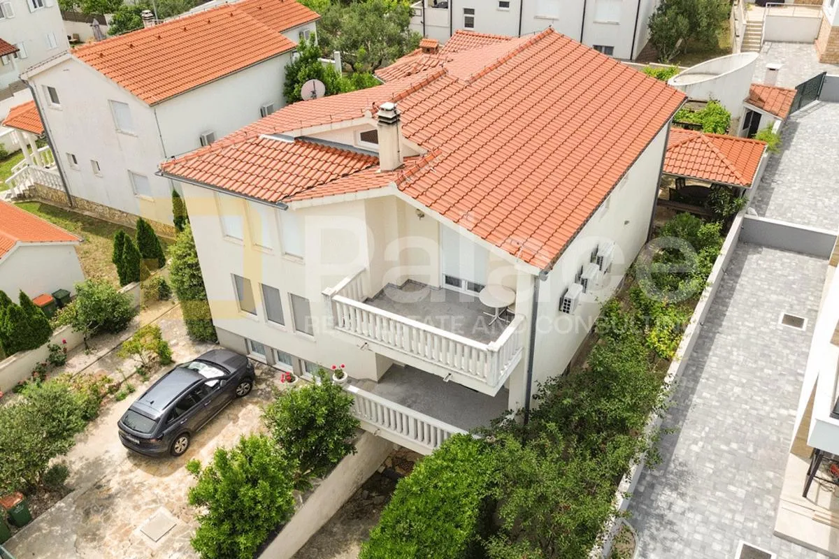 obiteljska kuća s apartmanima i mediteranskim vrtom – vodice - slika 3