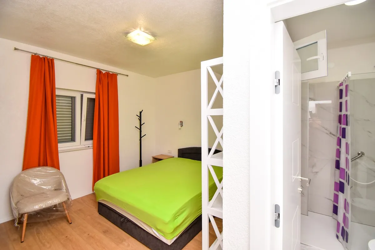 super ponuda: nova kuća s 2 stana i bazenom, vodice, čista mala, 245m2 - slika 13
