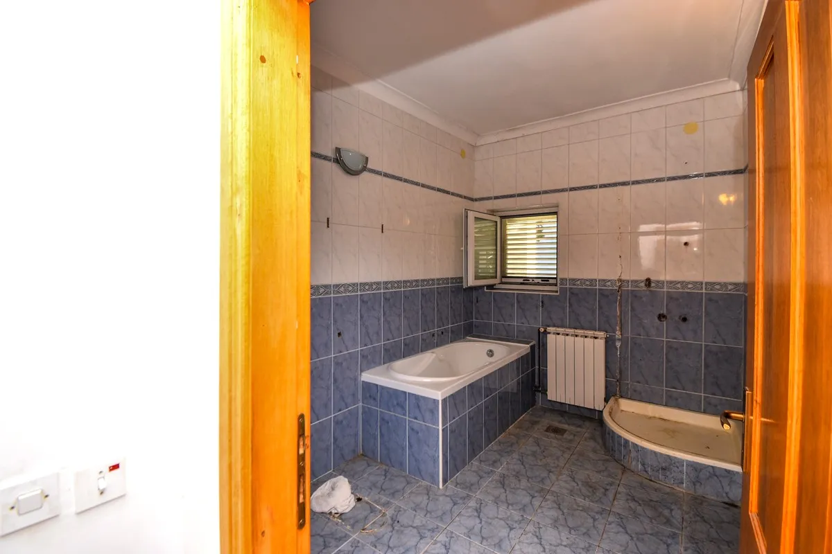top lokacija: kuća blizu mora s 5 apartmana i dvorištem, srima 320 m2 - slika 12