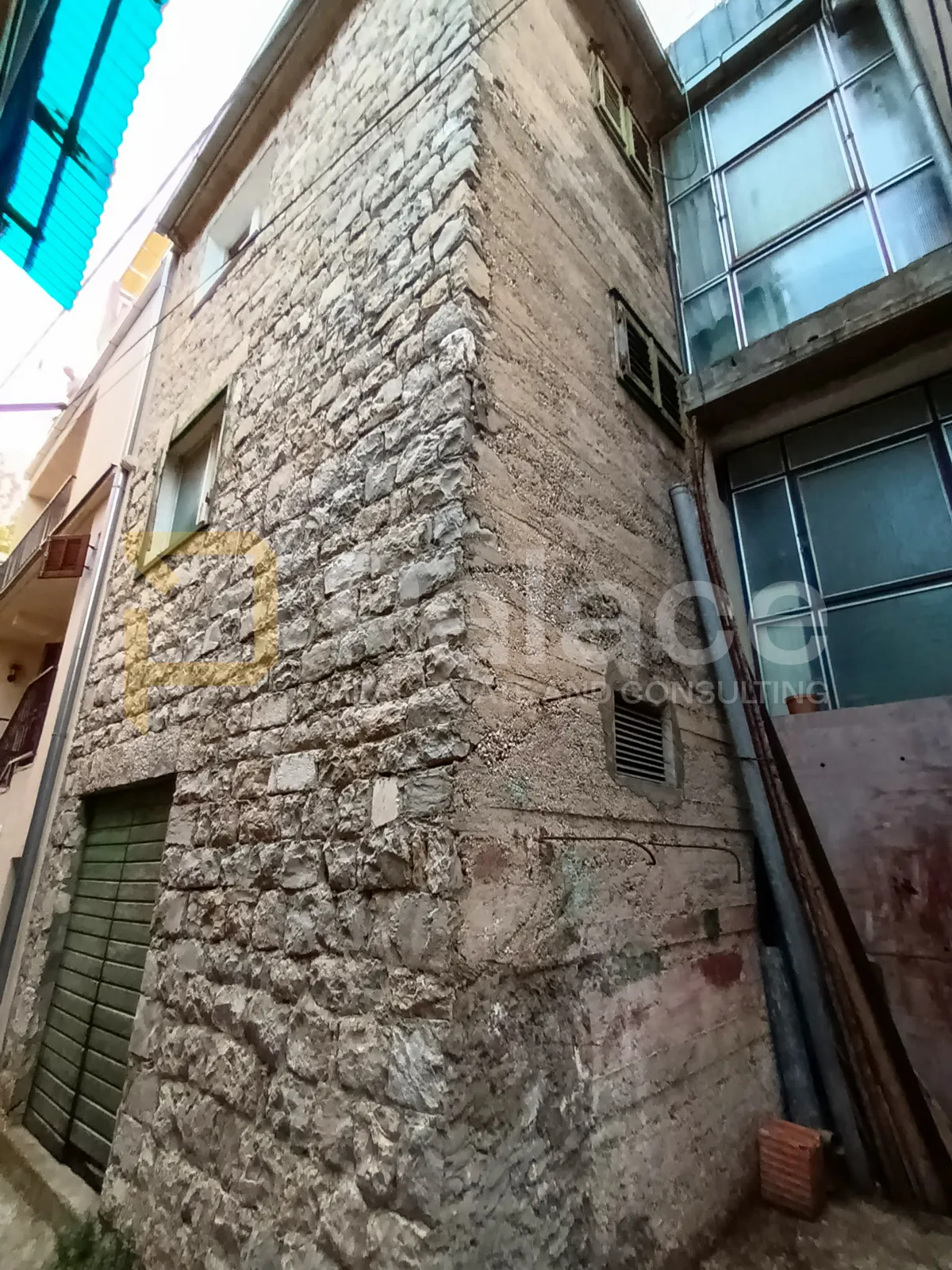 prostrana kuća u staroj jezgri kaštel lukšića, 240 m2 - slika 3