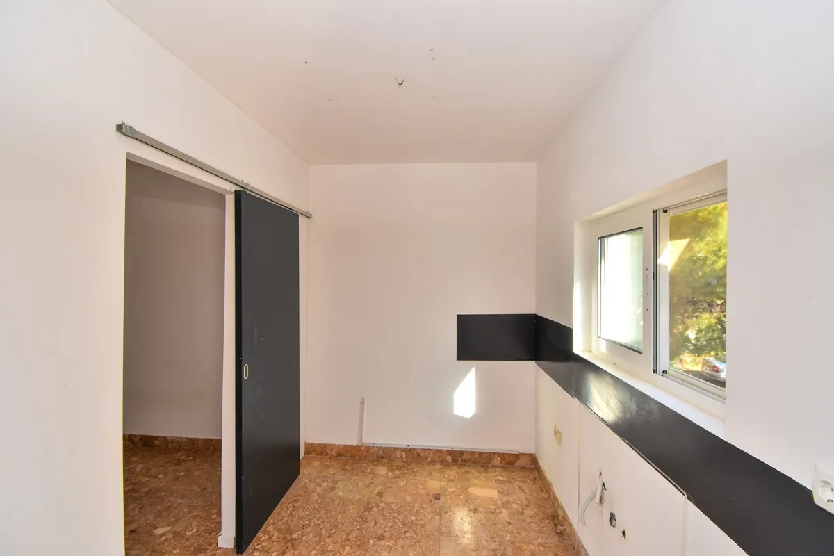 top lokacija: kuća blizu mora s 5 apartmana i dvorištem, srima 320 m2 - slika 21