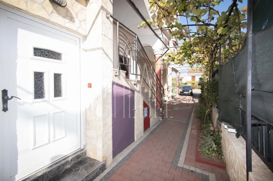 apartmanska kuća za zaljubljenike u turizam u vodicama, 980.00 m2 - slika 7