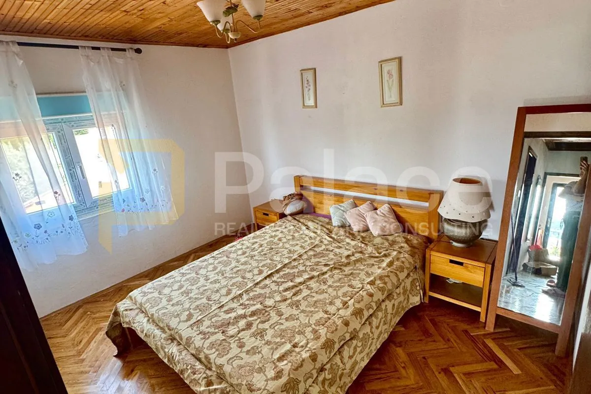 kuća 221 m² na dvije etaže + vrt 154 m² + stan 14 m² - slika 11