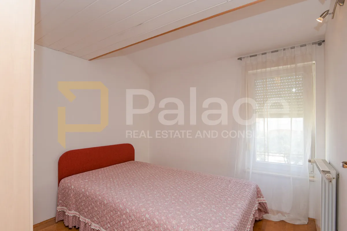 prekrasna kuća s 3 stana, pogledom i velikom okućnicom, vodice 370 m2 - slika 14
