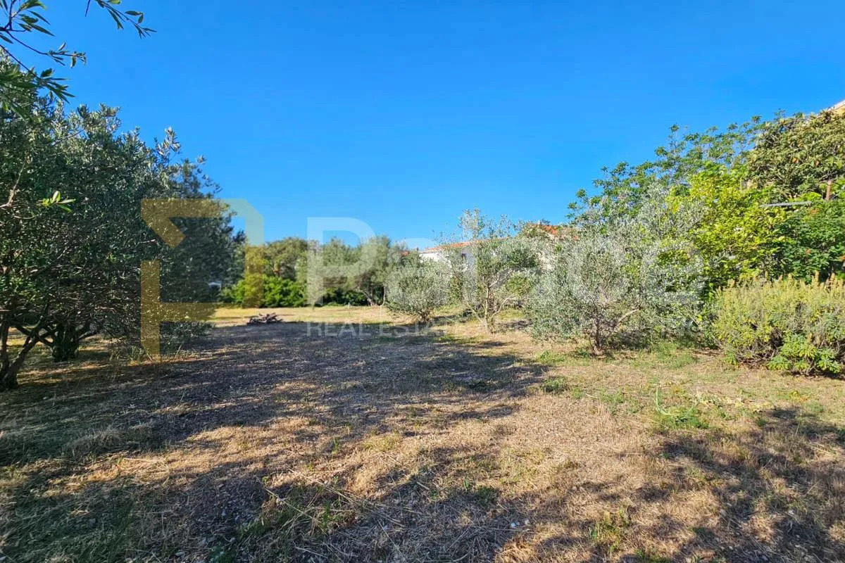 dvoetažna kuća na zemljištu 1200m2, blizina svih sadržaja, investicija - slika 2