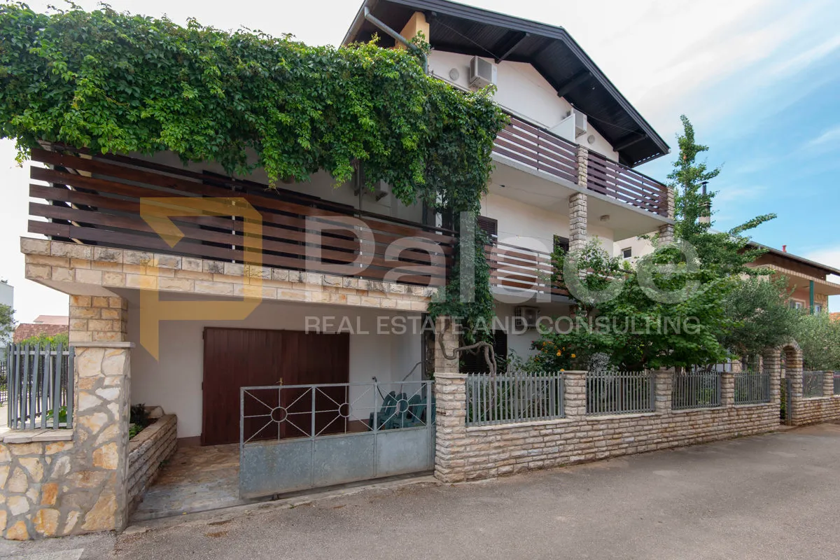 kuća s četiri stambene jedinice 325m2 - vodice - slika 1