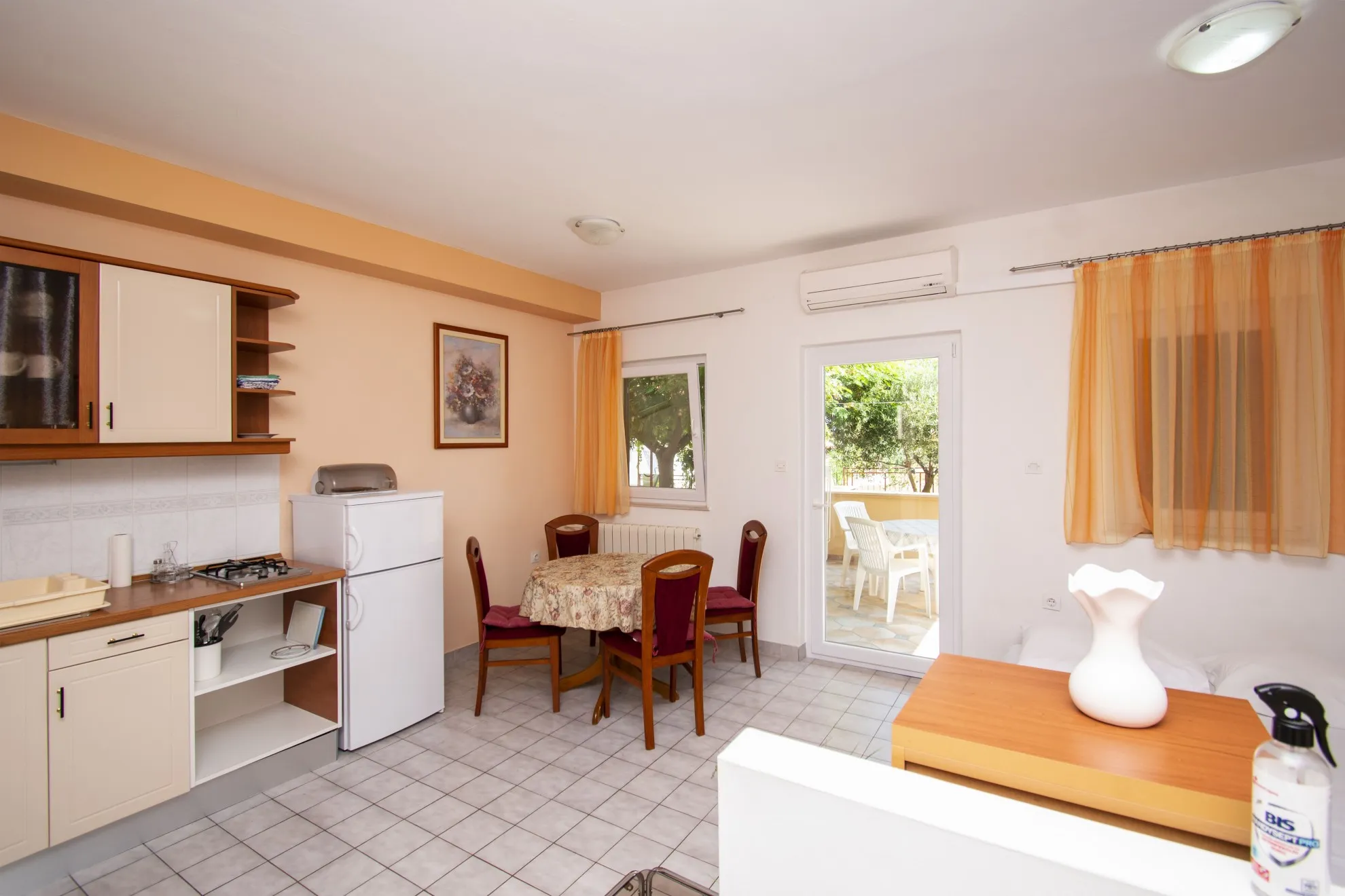 uređena samostojeća kuća s 4 apartmana i dvorištem, murter, 275 m2 - slika 9