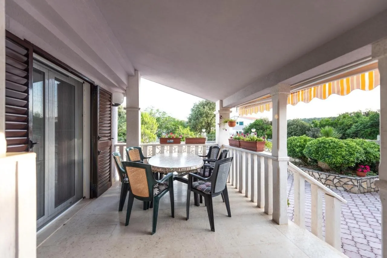 predivna vila s apartmanima i s bazenom, vinišće - slika 2