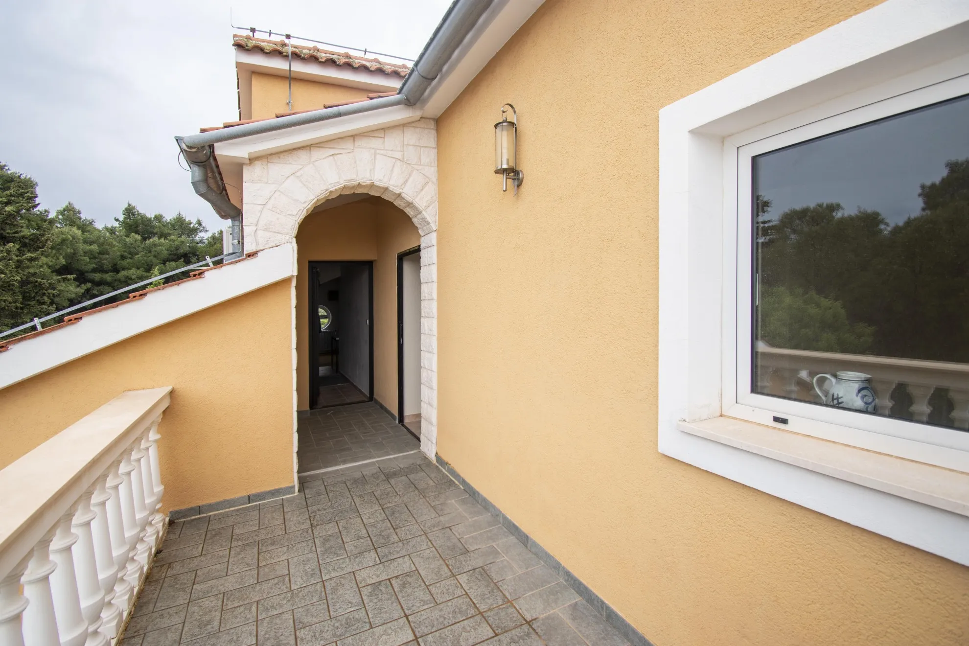 prekrasna i prostrana kuća katnica s bazenom, vodice 281 m2 - slika 2