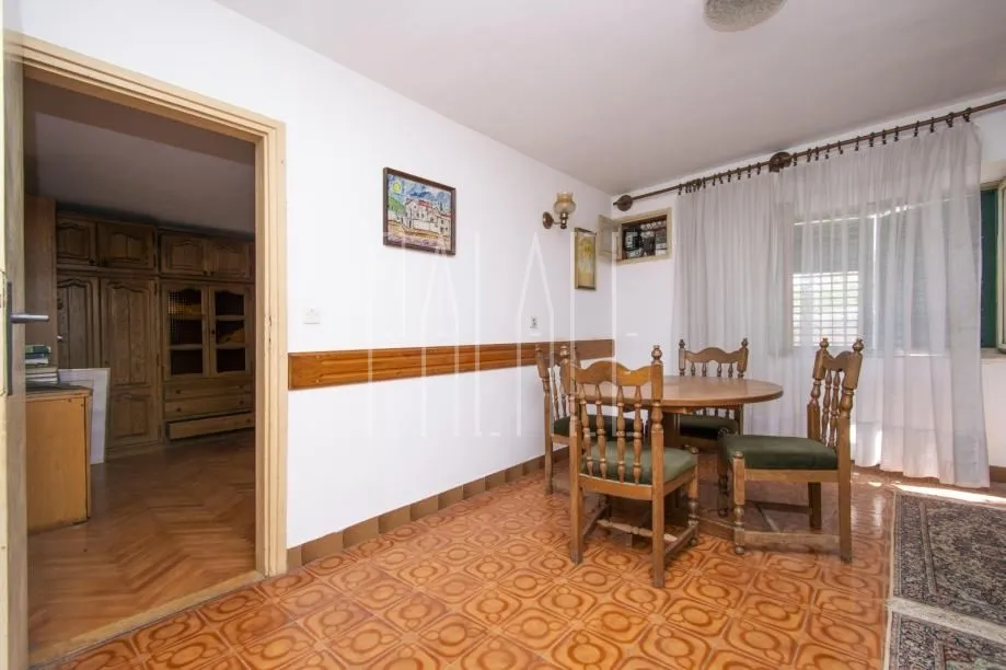 prekrasan povijesni ljetnikovac s perivojem u centru vodica, 180.00 m2 - slika 3