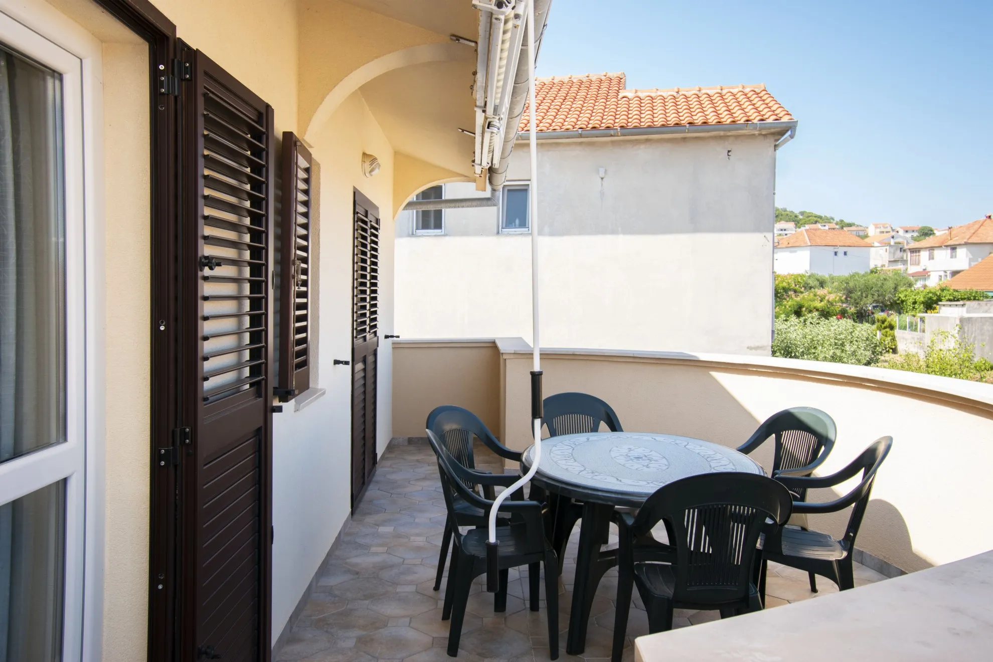 uređena samostojeća kuća s 4 apartmana i dvorištem, murter, 275 m2 - slika 3