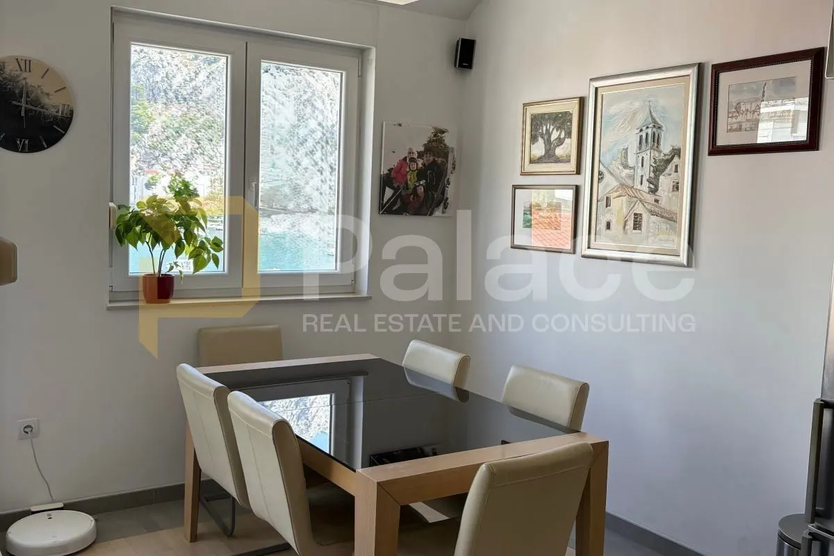 prostrani dvoetažni stan s galerijom i pogledom na rijeku cetinu-omiš - slika 5