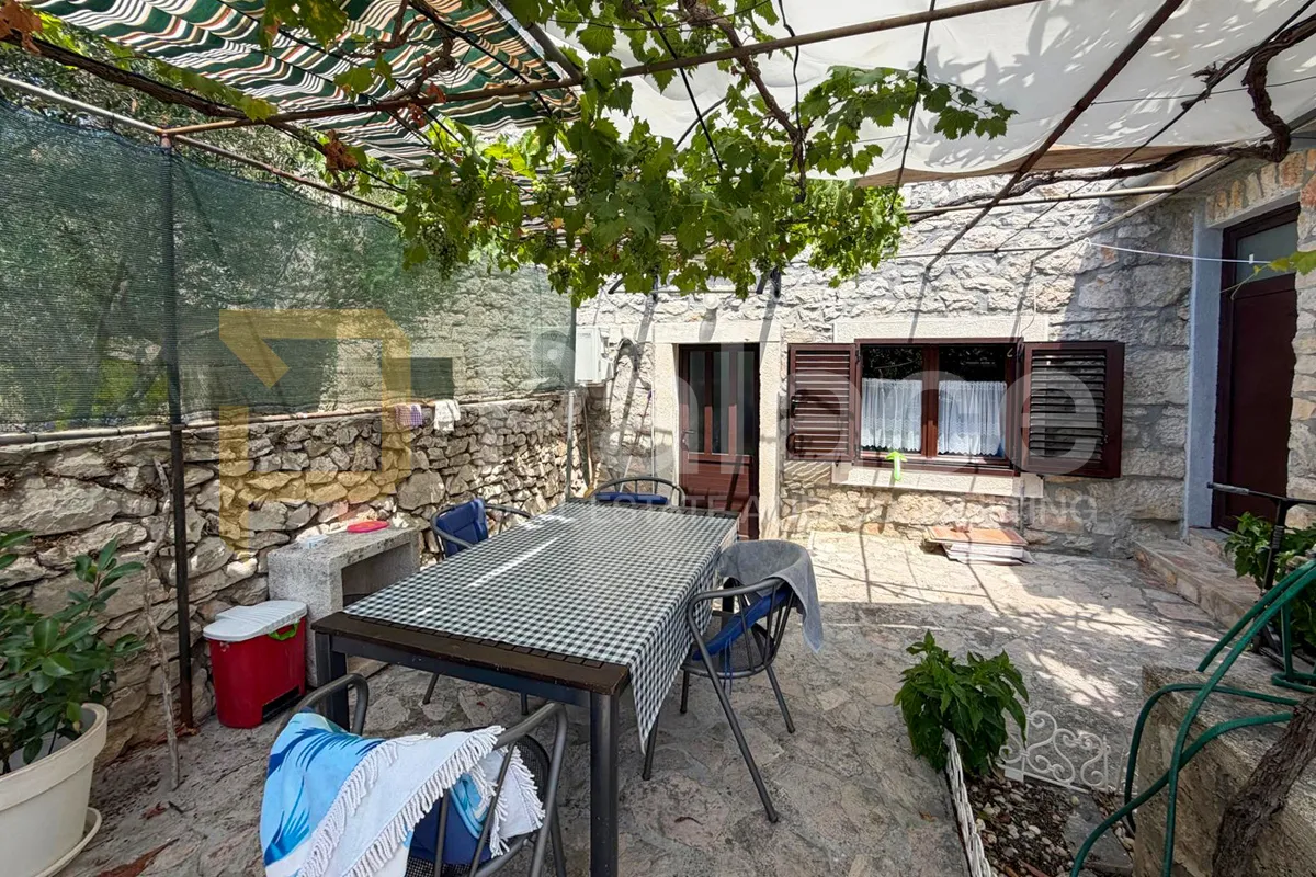 šarmantna renovirana otočka kamena kuća na otoku kapriju - slika 4