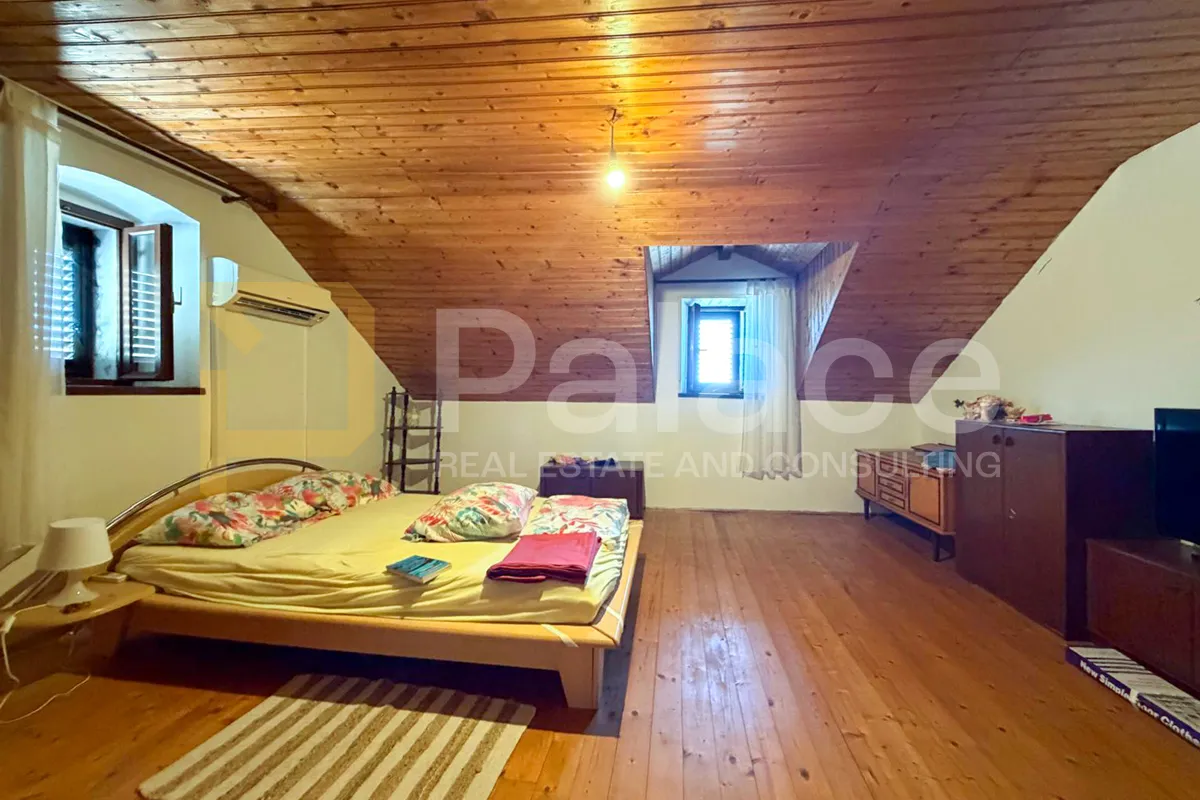 šarmantna renovirana otočka kamena kuća na otoku kapriju - slika 20