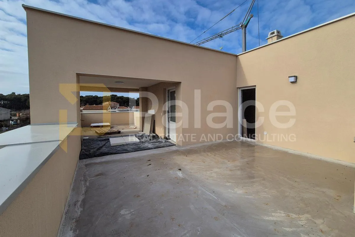 penthouse u novogradnji u puli s terasom 47 m² i natkrivenim parkingom - slika 2