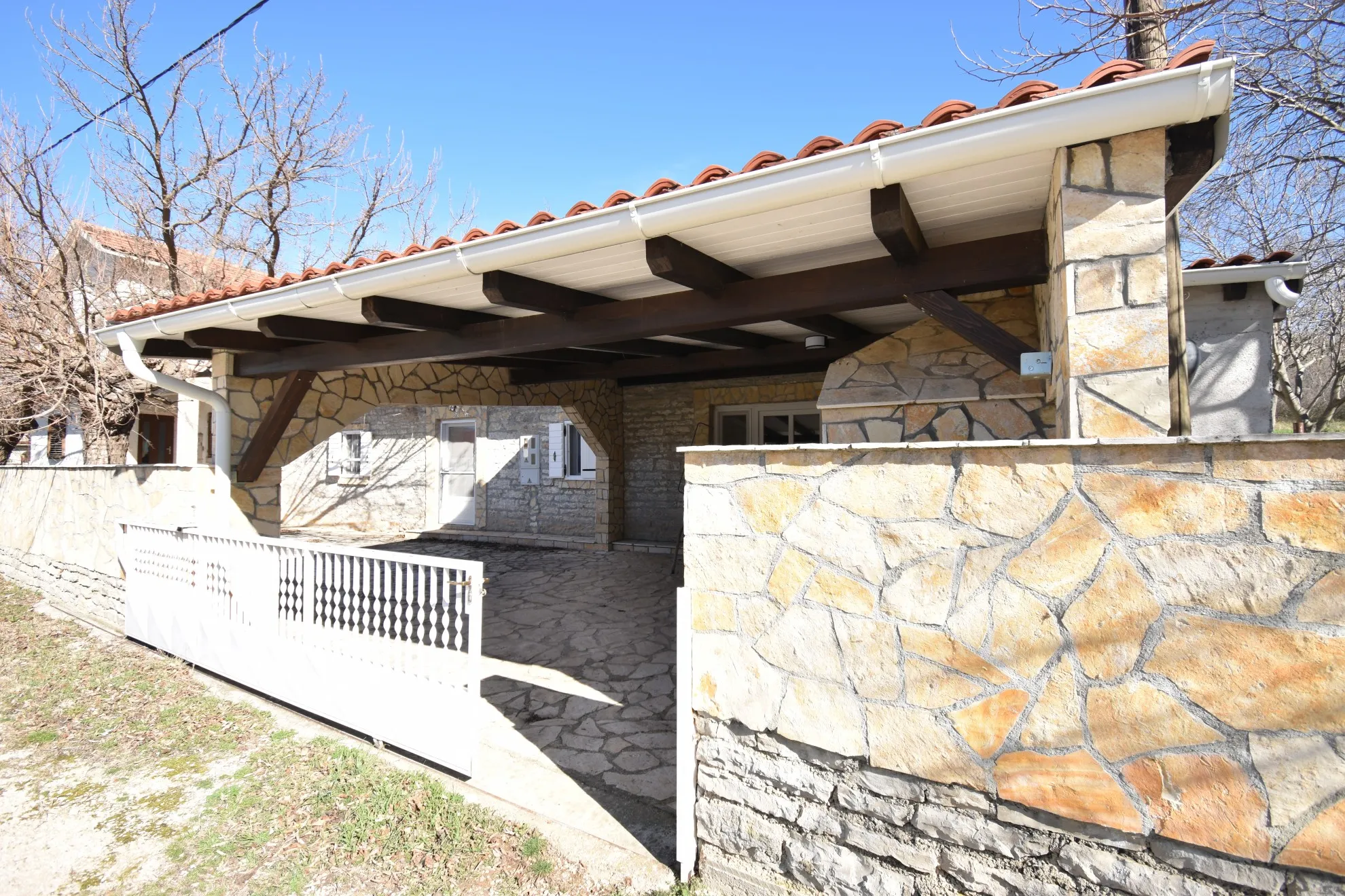 Uređena kamena prizemnica s velikom okućnicom, Skradin-Vaćani - Vaćani, Skradin