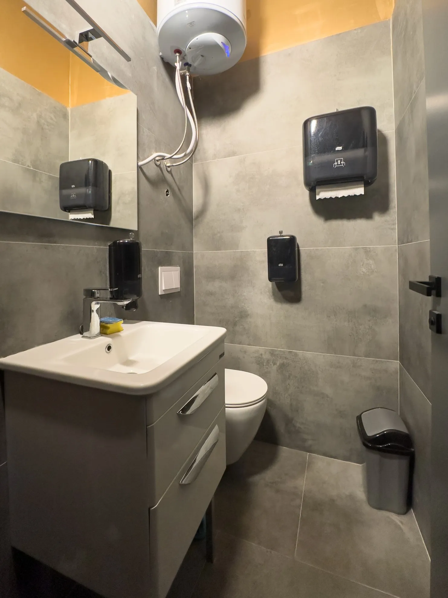 novouređen poslovni prostor, uredski 86 m2 - slika 6