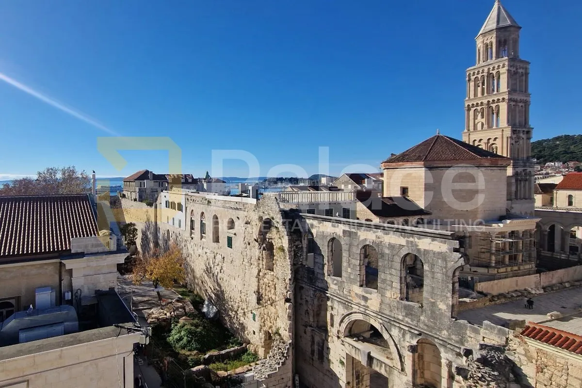 stan s veličanstvenim pogledom na rivu i dioklecijanovu palaču - slika 2