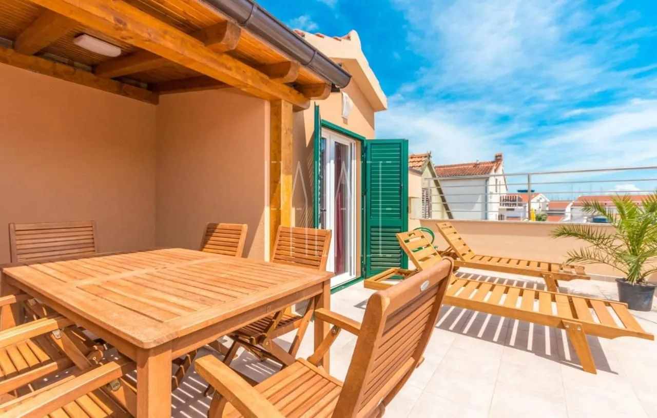 novouređena vila s 5 apartmana u centru vodica, 333.00 m2 - slika 2
