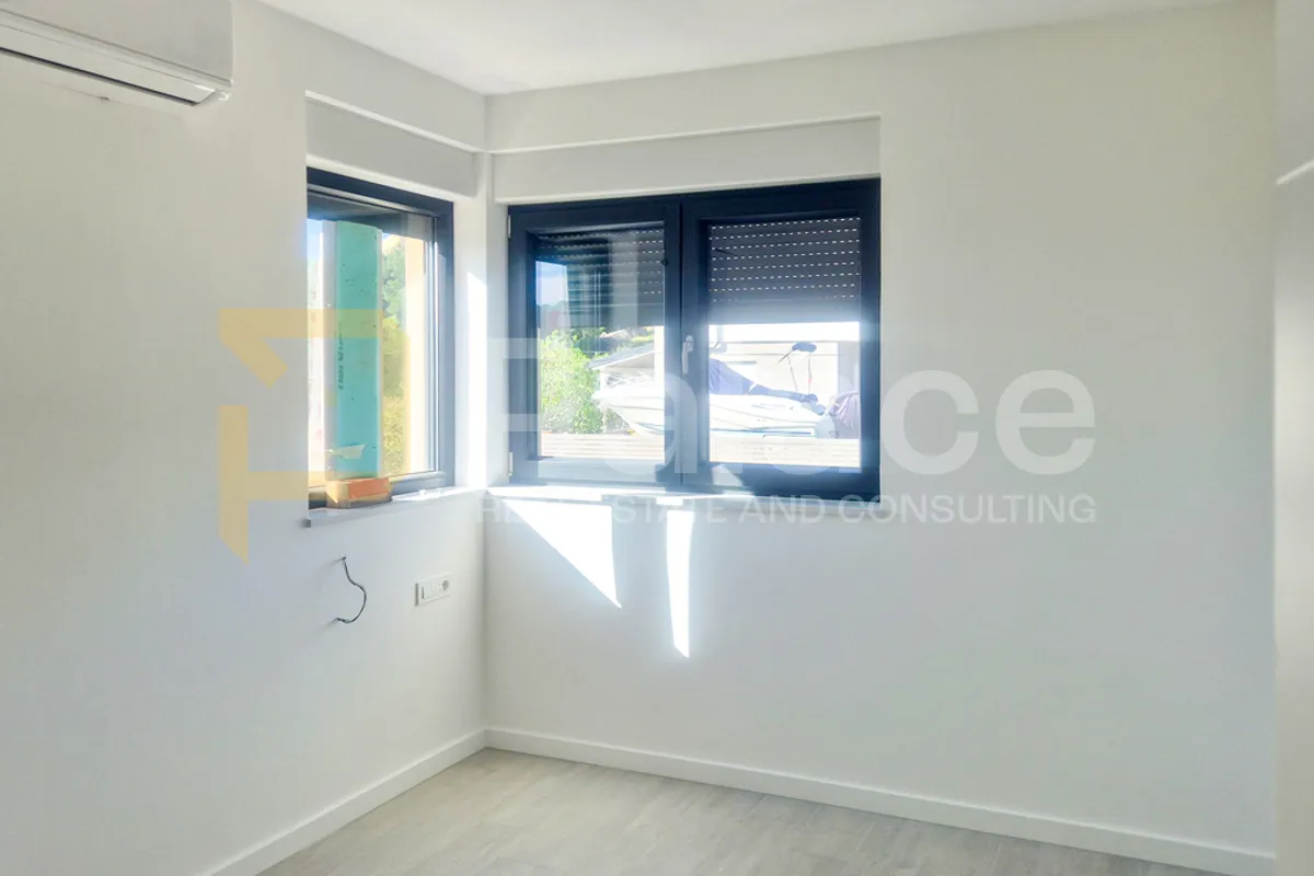 novogradnja duplex trosobni s dvorištem blizu mora, tisno 106 m2 - slika 6