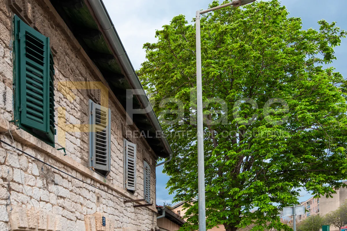 renovirani dvoetažni stan s4 u manjoj zgradi: šibenik-centar, 70 m2 - slika 2