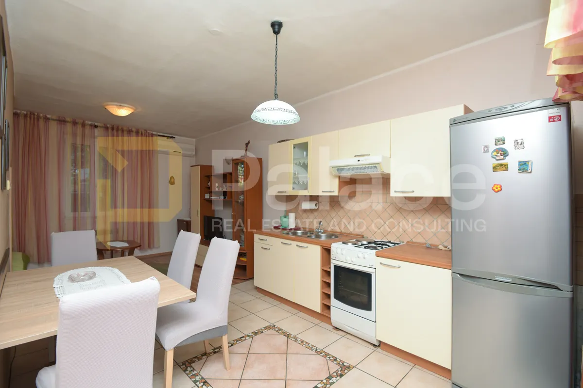 dvosoban stan u gradu sa predivnim pogledom na šibenski kanal, 63 m2 - slika 3
