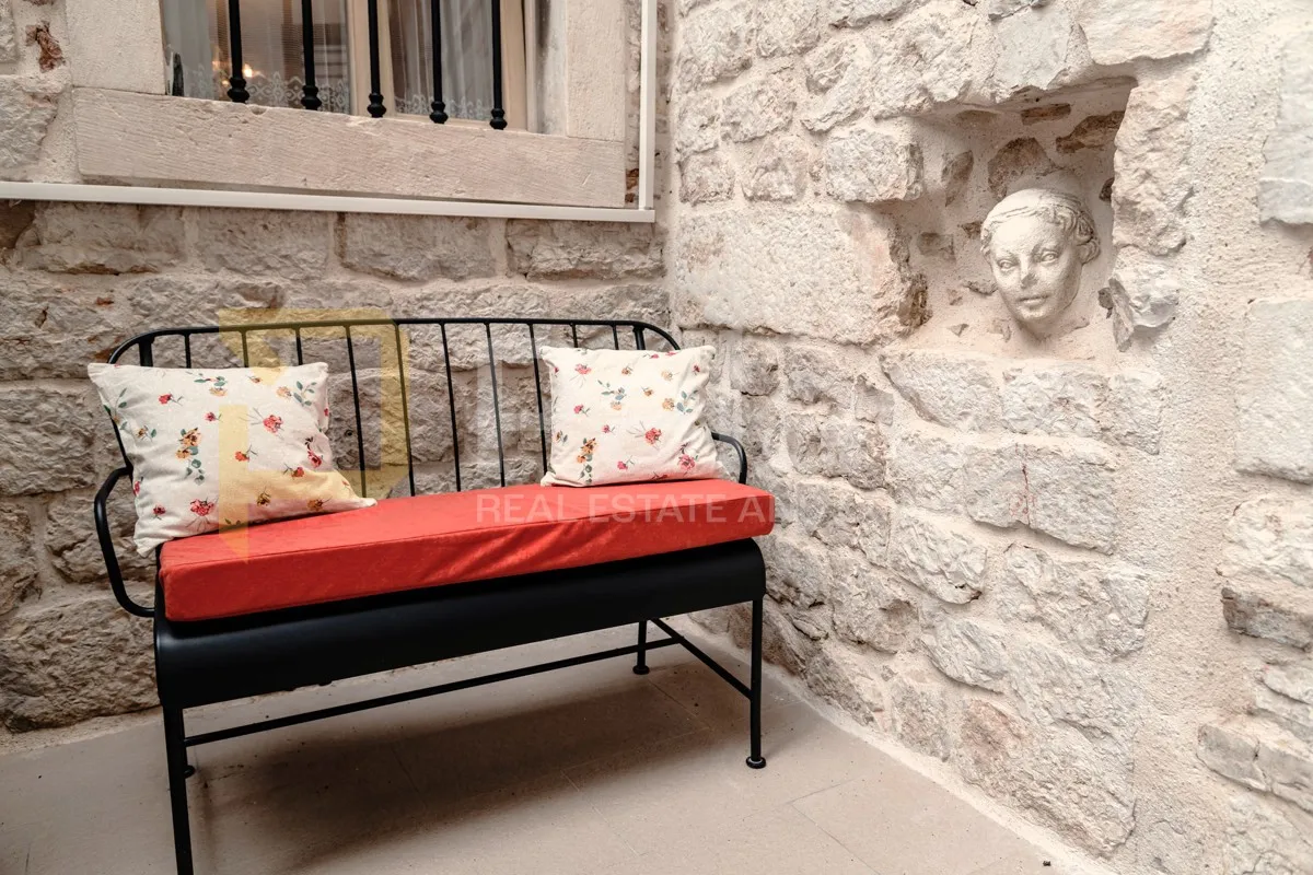 šibenik : dva studio apartmana u samom centru grada u kamenoj kući - slika 27