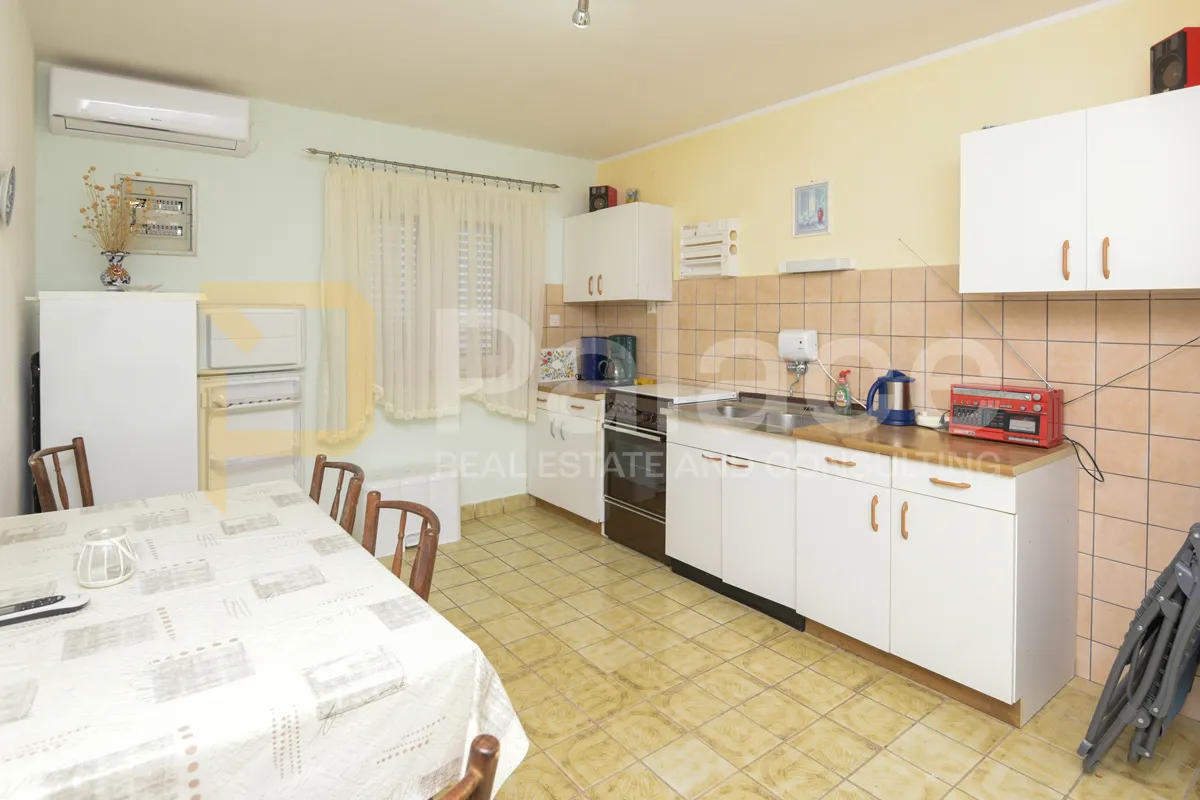 obiteljska kuća prvi red do mora s 3 stana i dvorištem, raslina 300 m2 - slika 19