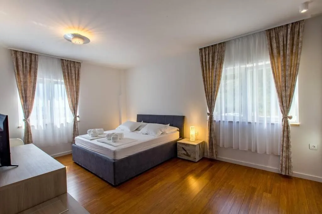 raskošna vila s pogledom na more, lokva rogoznica, omiš - slika 11