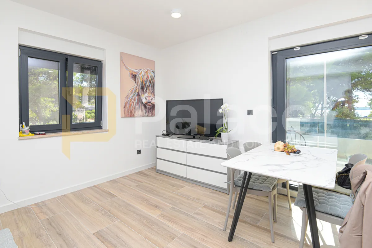 prekrasan dvosoban stan s pogledom na more i vrtom 73 m2, brodarica - slika 8