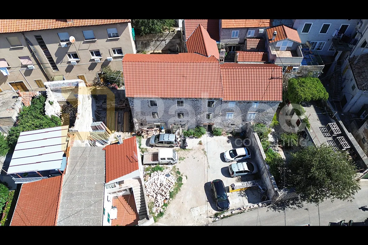 jedinstvena nekretnina u samom centru šibenika sa velikom okućnicom - slika 11