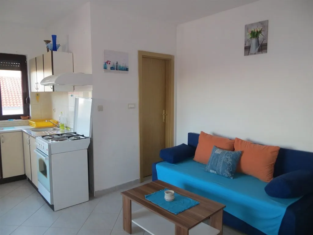 okrug gornji: kuća s apartmanima na prodaju - slika 9