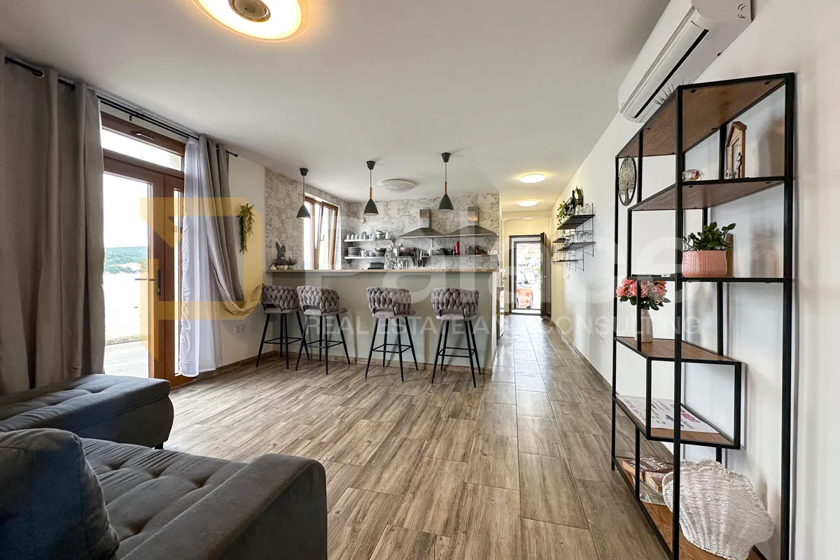 novouređen jednosoban stan prvi red do mora, 49 m2 - tisno - slika 1