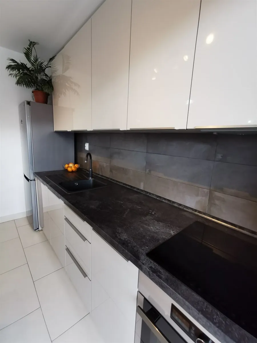 predivan, kompletno namješten stan s garažom i parkirnim mjestom - slika 12