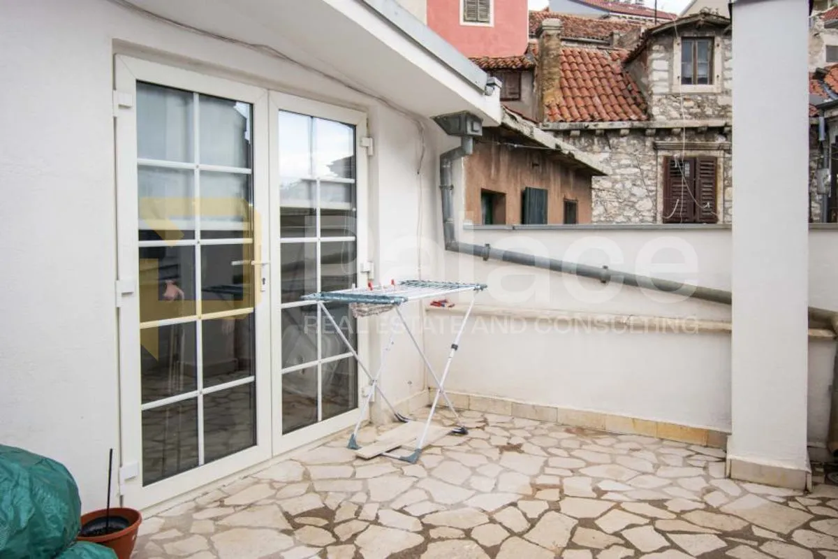 renovirana kuća na par koraka do šibenske rive - slika 2