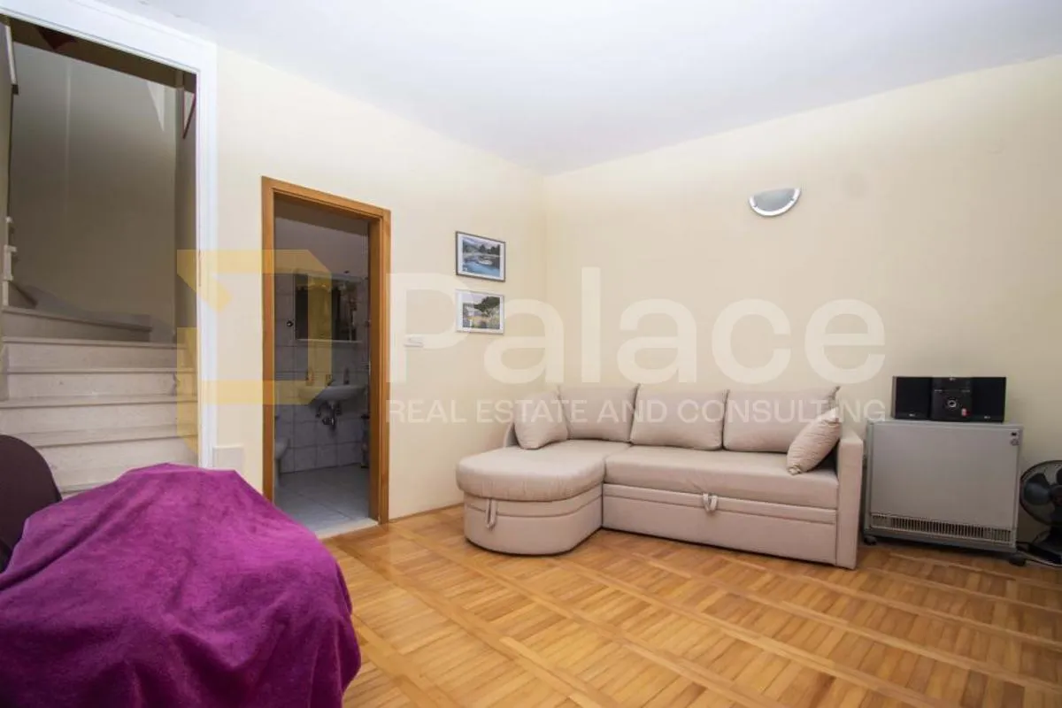 renovirana kuća na par koraka do šibenske rive - slika 7