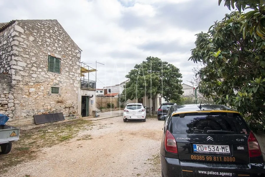 građevinski teren s priključcima i 3 legalna objekta, jezera, 528 m2 - slika 5