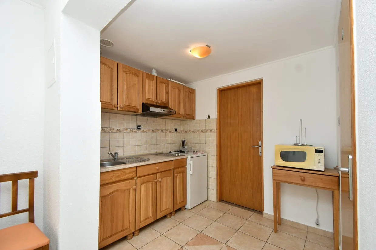 stan u kući na obali sa tri uhodana apartmana - tribunj - slika 5