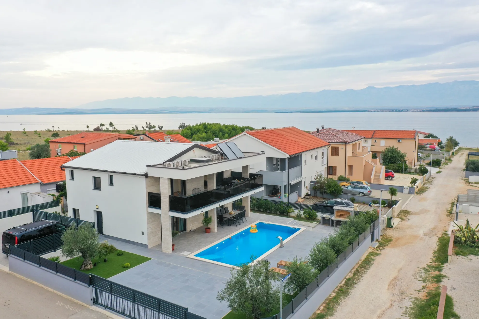 luksuzna, novoizgrađena villa na viru - slika 8