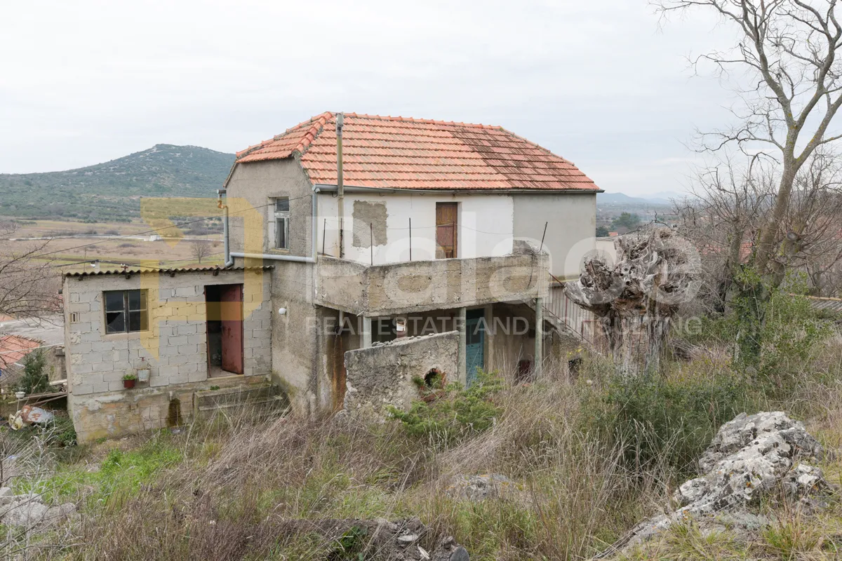 POVOLJNO: Kuća za renovaciju s okućnicom, Pirovac-Kašić 122 m2 - Kašić, Pirovac