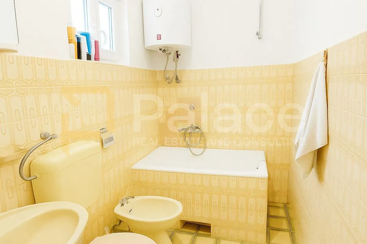 stan 85 m², loggia i vrt, samo 150 m od plaže – kaštel stari - slika 7