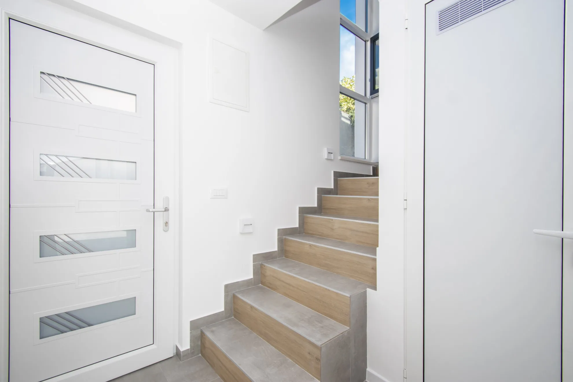 luksuzni dvoetažni stan s krovnom terasom, pogled na more,tisno,120 m2 - slika 3