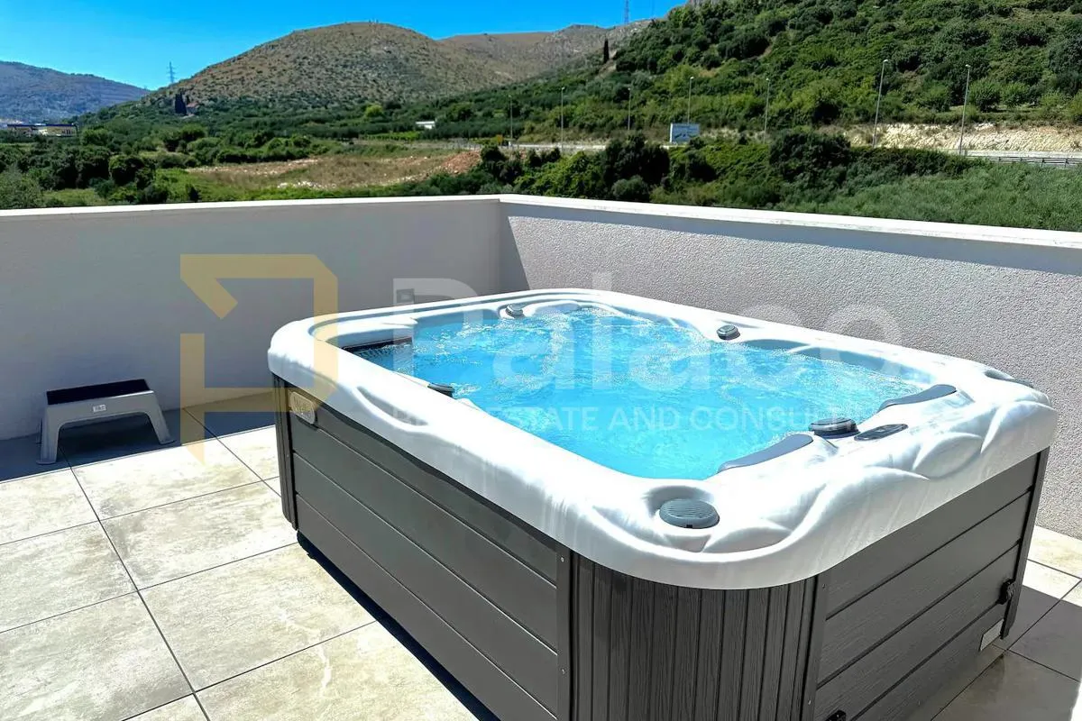 luksuzni stan 55 m² s privatnom krovnom terasom i jacuzzijem – trogir - slika 11