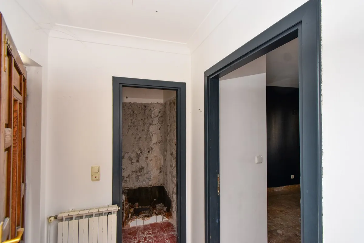 top lokacija: kuća blizu mora s 5 apartmana i dvorištem, srima 320 m2 - slika 20